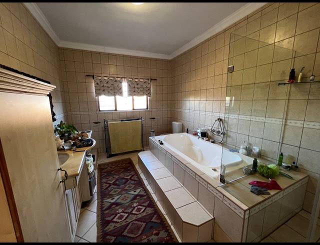 6 BEDROOM HOUSE FOR SALE IN LEEUWFONTEIN ESTATE